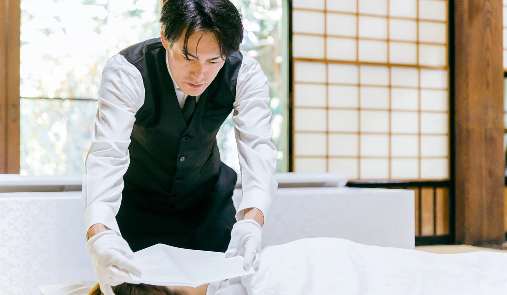 納棺士が丁寧に故人様のお支度をしている様子
